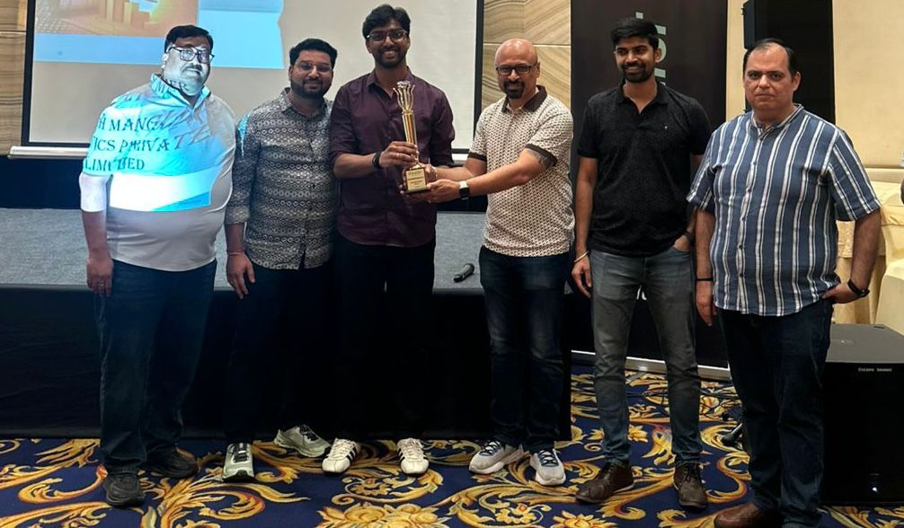 Mahesh Manglesh team receiving Envalior's Overall Growth Winner award FY 25-26 — supplier-side proof of a trusted, high-performing polymer distribution house